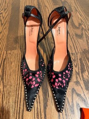 Vero Cuoio Black and Pink Pointed Ankle-Strap Pumps with Floral Cutouts 37